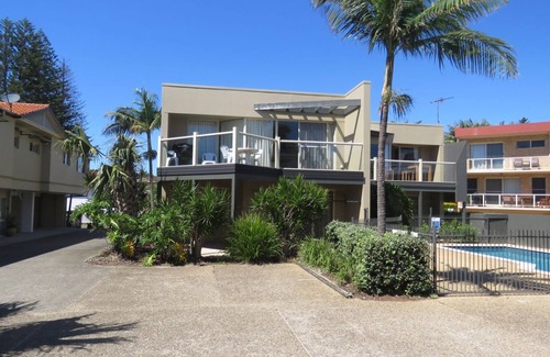 South West Rocks Apartment | Beachfront Retreat: 4 Bedrooms with Pool & Ocean Views