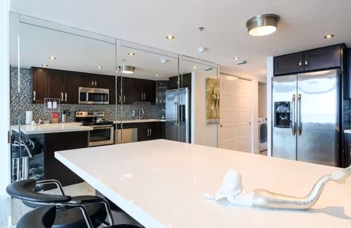 La Gorce House | Oceanview 1-Bed Beachfront Condo with Terrace & Pool