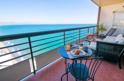 Carihuela Apartment | Cozy Oceanfront 1 Bedroom Apartment with Breathtaking Views