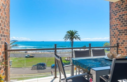 Alexandra Headland Apartment | Beachfront 2-Bedroom Apartment with Pool and Ocean Views
