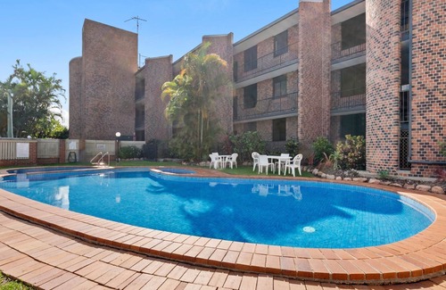 Alexandra Headland Apartment | Beachfront 2-Bedroom Apartment with Pool and Ocean Views