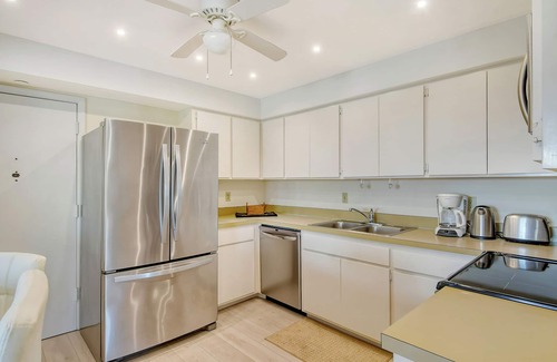 Saint Armands Key Condo | Oceanfront 2-Bedroom Retreat with Balcony at Lido Beach Towers
