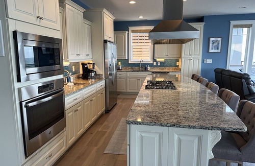 Hampton House | Beachfront Escape with EV Charger & Ocean View, Rated 10/10