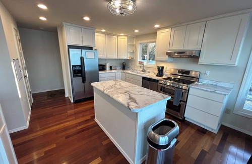 Ketchikan House | Beachfront 3 bedroom + loft, huge deck house. 2 bath, WiFi, barbecue, privacy!