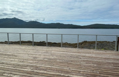 Ketchikan House | Beachfront 3 bedroom + loft, huge deck house. 2 bath, WiFi, barbecue, privacy!