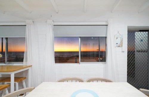 Quinns Rocks House | Quinns Beach Shack: Breathtaking Ocean Views Await You
