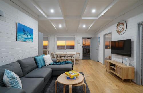 Quinns Rocks House | Quinns Beach Shack: Breathtaking Ocean Views Await You