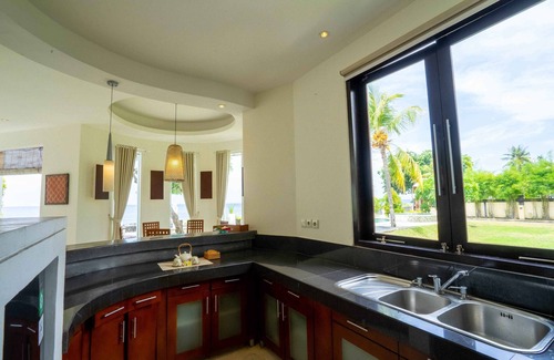 Tukad Mungga Villa | Beachfront 4BR Family Villa with Pool in Lovina Bali