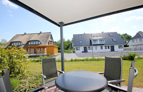 Lobbe Apartment | Beachfront Rex Rugia Apartment with Pool and Ocean Views