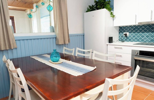 Quinns Rocks Apartment | Beachfront apartment with pool, 2 minutes walk to Indian Ocean. Sleeps 7.