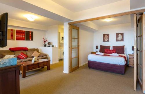 Blackmans Bay Apartment | Oceanfront Apartment at Blackmans Bay with Spa Amenities