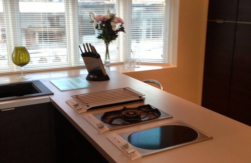 Bexhill-on-Sea Apartment | Adults-Only Beachfront Getaway with Ocean Views & More