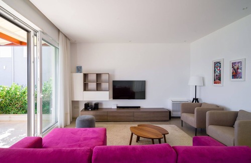 Slatine Apartment | Ocean View Apartment Lemonade with Pool & Family Amenities