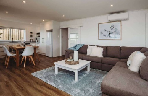 Bell Block Apartment | Experience WOW ON WANAKA BAY: Beachfront Bliss Awaits