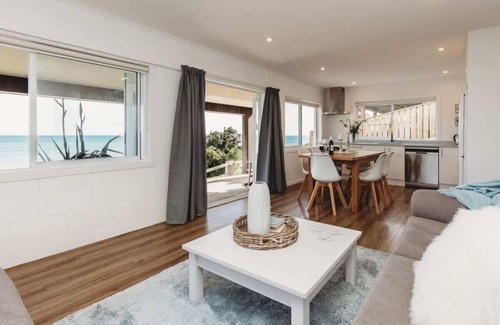 Bell Block Apartment | Experience WOW ON WANAKA BAY: Beachfront Bliss Awaits