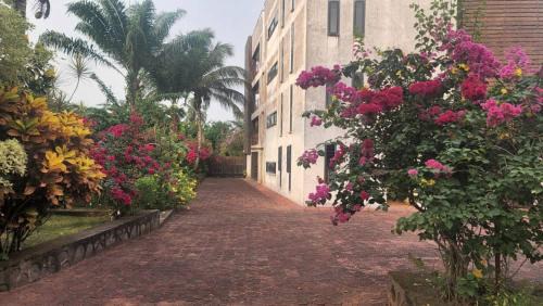 Kribi Apartment | Seaside Retreat: Beachfront Apartment for Family Enjoyment