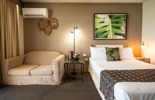 North Ward Apartment | Beachfront Balcony Retreat with Ocean View & Pool Access
