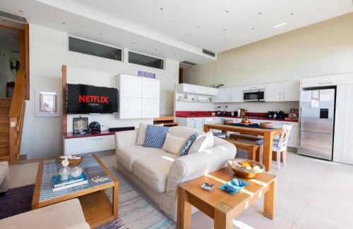 Juan Dolio - El Pueblo Apartment | Oceanfront Aqualoft with Infinity Pool & Jacuzzi Retreat