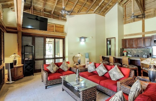 Palmetto Bay Villa | Beachfront Dive Resort with Private Pool & Ocean Views