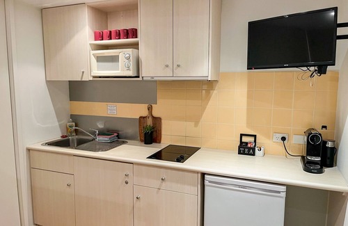 Cowes Apartment | Ocean View Apartment with Private Patio & Spa Amenities
