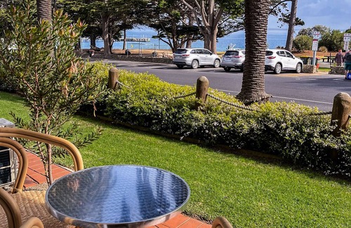 Cowes Apartment | Ocean View Apartment with Private Patio & Spa Amenities
