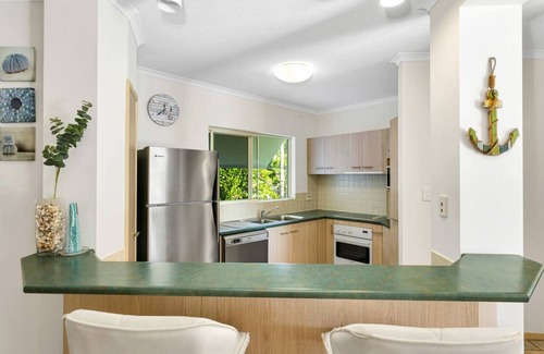 Trinity Beach Apartment | Beachfront Bliss: 3-Bedroom Apartment with Ocean View