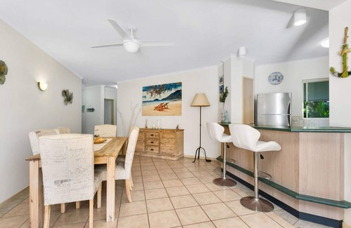 Trinity Beach Apartment | Beachfront Bliss: 3-Bedroom Apartment with Ocean View