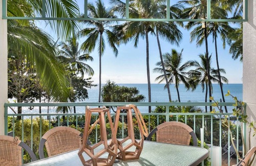 Trinity Beach Apartment | Beachfront Bliss: 3-Bedroom Apartment with Ocean View