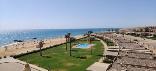 Zafarana Apartment | Beachfront Bliss: Family-Friendly with Ocean View & Pool