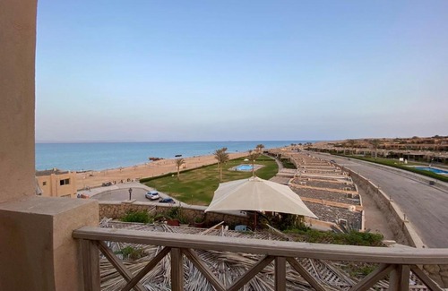 Zafarana Apartment | Beachfront Bliss: Family-Friendly with Ocean View & Pool