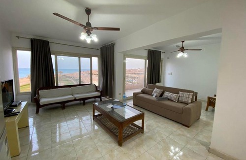 Zafarana Apartment | Beachfront Bliss: Family-Friendly with Ocean View & Pool
