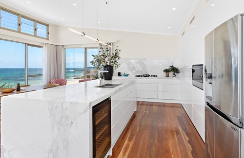 Shellharbour House | Beachfront Bliss: Guest Rated 10/10 with Ocean Views