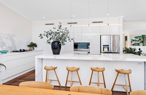 Shellharbour House | Beachfront Bliss: Guest Rated 10/10 with Ocean Views