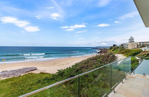 Shellharbour House | Beachfront Bliss: Guest Rated 10/10 with Ocean Views