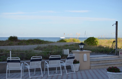 Venice Condo | Beachfront Bliss: Top-Rated Gulf Coast Getaway Awaits