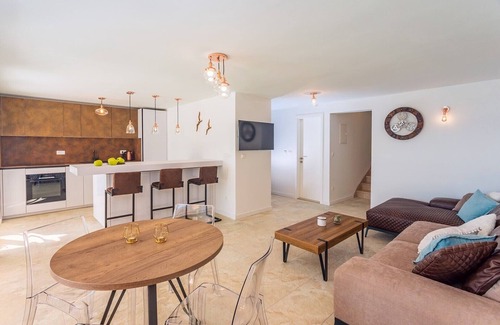 Tice Villa | Beachfront Villa Ahoi: 2 Bedrooms with Heated Pool & Views