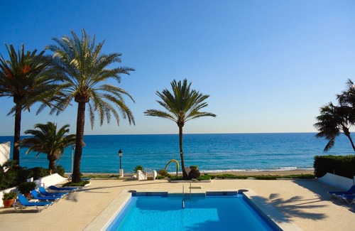 Golden Mile Villa | Beachfront Retreat: Quiet Oasis with Pool and Ocean Views