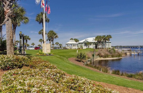 Sunnyside Condo | Beachfront Charm Meets Lake Life + Free Tickets: Dolphin Cruise & More!