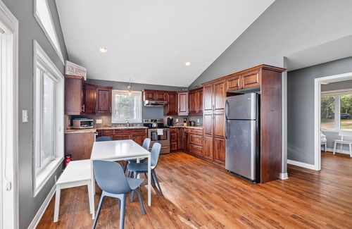 Stratford Cottage | Beachfront Chalet: Pet-Friendly Retreat with Ocean Views