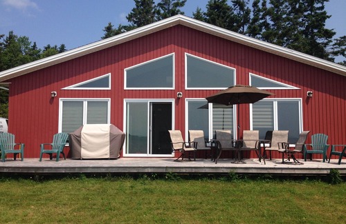 Stratford Cottage | Beachfront Chalet: Pet-Friendly Retreat with Ocean Views