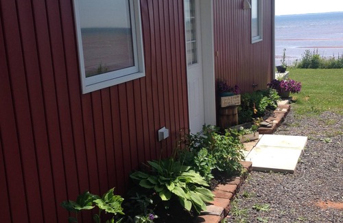 Stratford Cottage | Beachfront Chalet: Pet-Friendly Retreat with Ocean Views