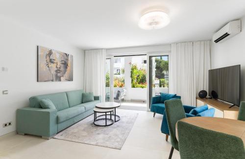Nikki Beach Apartment | Beachfront Oasis: Jardines de las Golondrinas Elviria