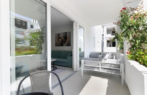 Nikki Beach Apartment | Beachfront Oasis: Jardines de las Golondrinas Elviria