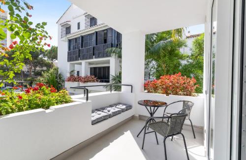 Nikki Beach Apartment | Beachfront Oasis: Jardines de las Golondrinas Elviria
