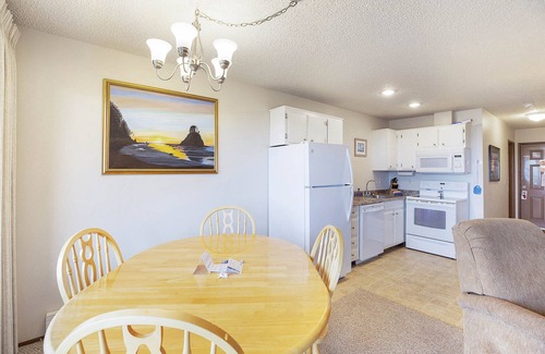 Moclips Condo | Pet-Friendly Beachfront Condo on the Moclips River