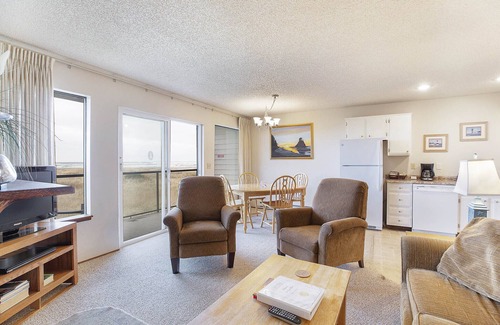 Moclips Condo | Pet-Friendly Beachfront Condo on the Moclips River