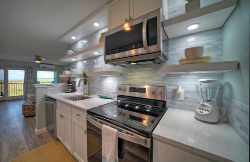 Port Aransas Condo | Beach Happy by AvantStay | Oceanfront Pool & Views