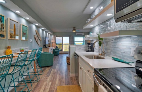 Port Aransas Condo | Beach Happy by AvantStay | Oceanfront Pool & Views