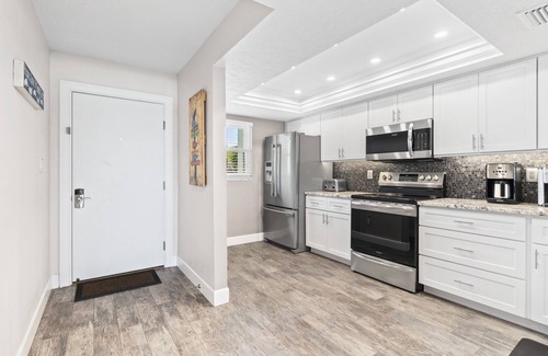Bradenton Beach Condo | Renovated Beachfront Retreat with Heated Pool & Gulf Views