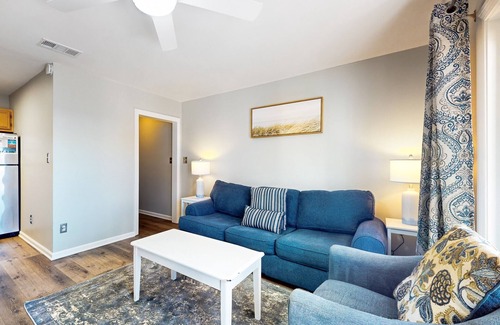Avalon Beach Estates Condo | Beachfront condo with private balcony, shared pool/hot tub/BBQ